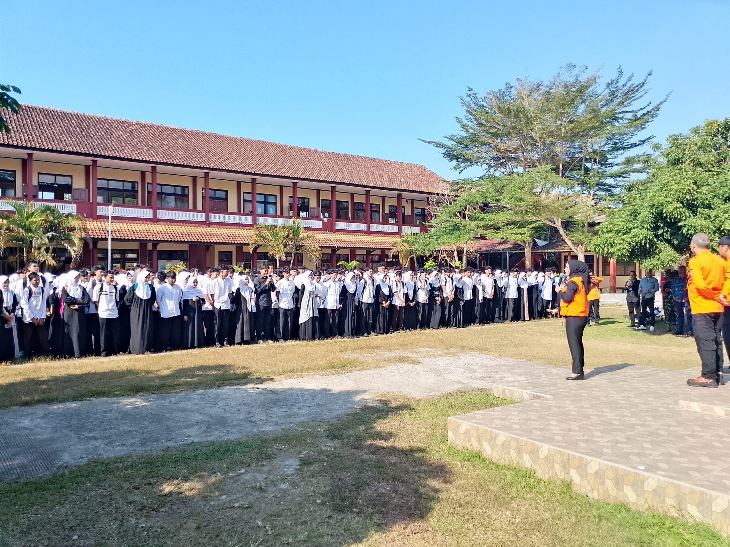 Bupati Pangandaran Citra Pitriyami bersama petugas BPBD Kabupaten Pangandaran memberikan arahan kepada ratusan pelajar SMA Negeri 1 Pangandaran sebelum pelaksanaan simulasi gempa bumi dan tsunami dalam rangka peringatan 20 tahun tsunami Pangandaran, Jumat (17/7/2026).