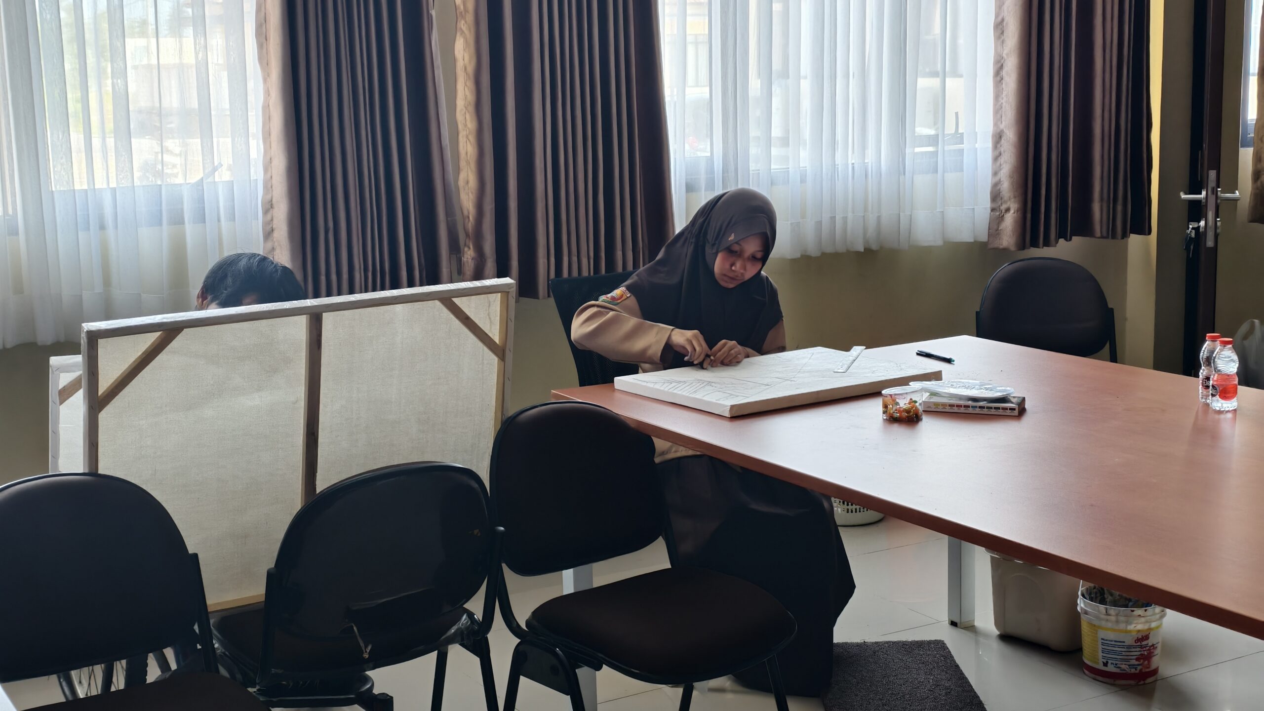Peserta Lomba Melukis Difabel menuangkan kreativitas di atas kanvas pada kegiatan yang diselenggarakan Polres Pangandaran sebagai bentuk dukungan terhadap penyandang disabilitas dalam peringatan Hari Bhayangkara ke-80. Foto : Humas Polres Pangandaran