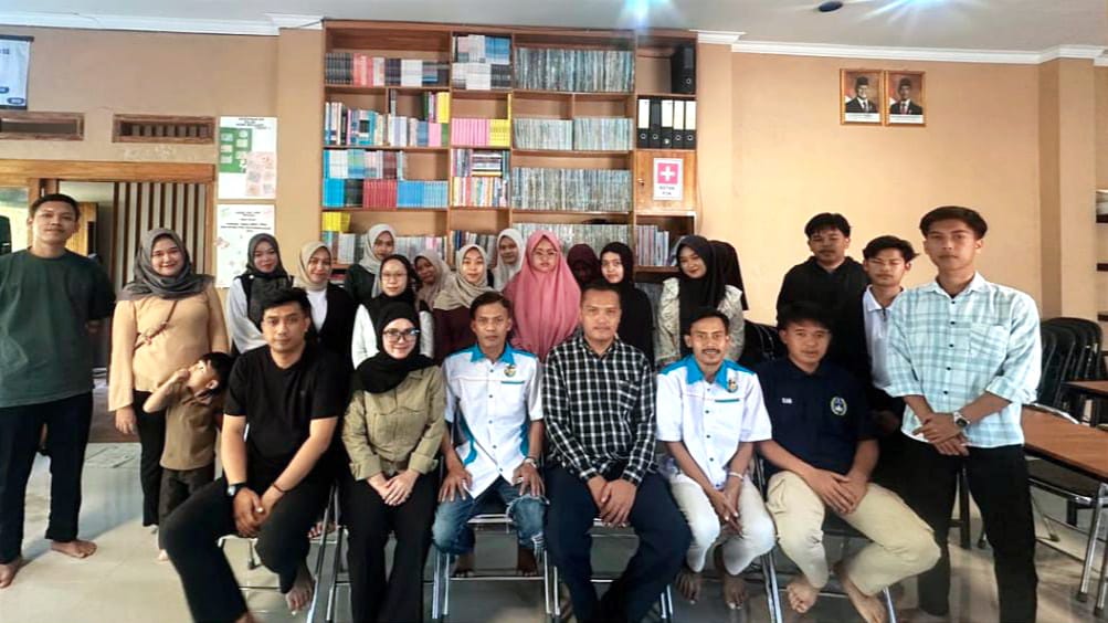 DPD KNPI Kabupaten Pangandaran bersama peserta mengabadikan momen usai kegiatan sosialisasi KIP Kuliah yang bertujuan memperluas akses pendidikan tinggi bagi generasi muda di Pangandaran. Foto : Istimewa/Inakor.id