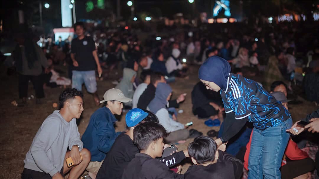 Kehangatan terasa saat Bupati Pangandaran Citra Pitriyami berbaur dengan warga dan menyerahkan doorprize dalam kegiatan nobar final Piala Dunia 2026 di Alun-alun Parigi. Foto : Dok. Bupati Pangandaran