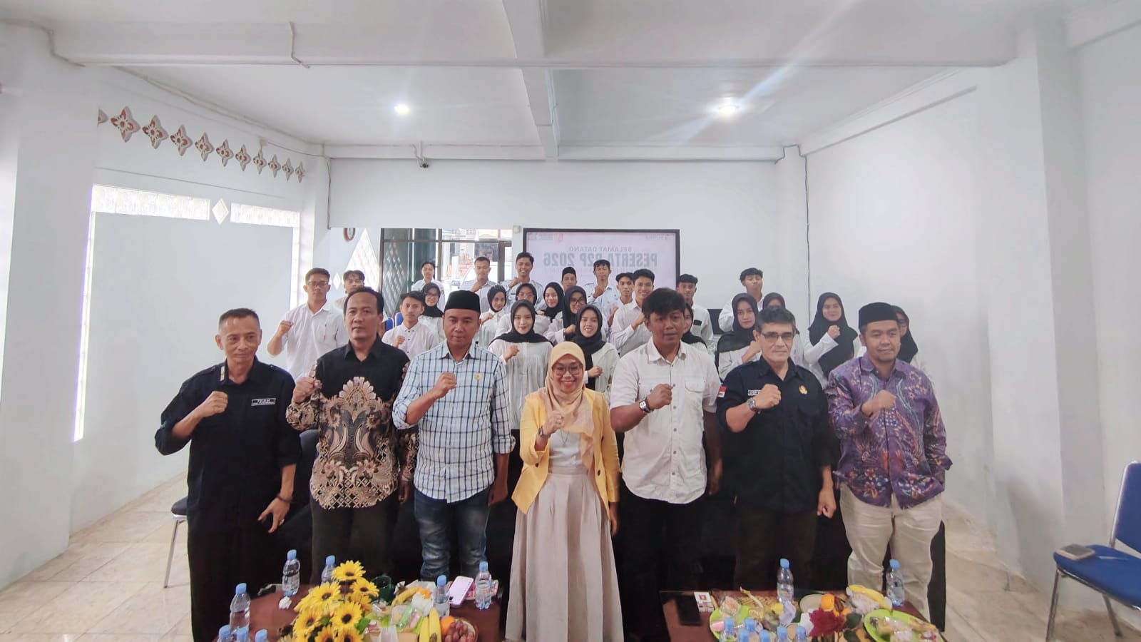 Semangat kolaborasi. Peserta Pendidikan Pengawasan Partisipatif (P2P) Tahun 2026 berfoto bersama usai mengikuti pembekalan kepemiluan di Kantor Bawaslu Kabupaten Pangandaran, Rabu (15/7/2026).