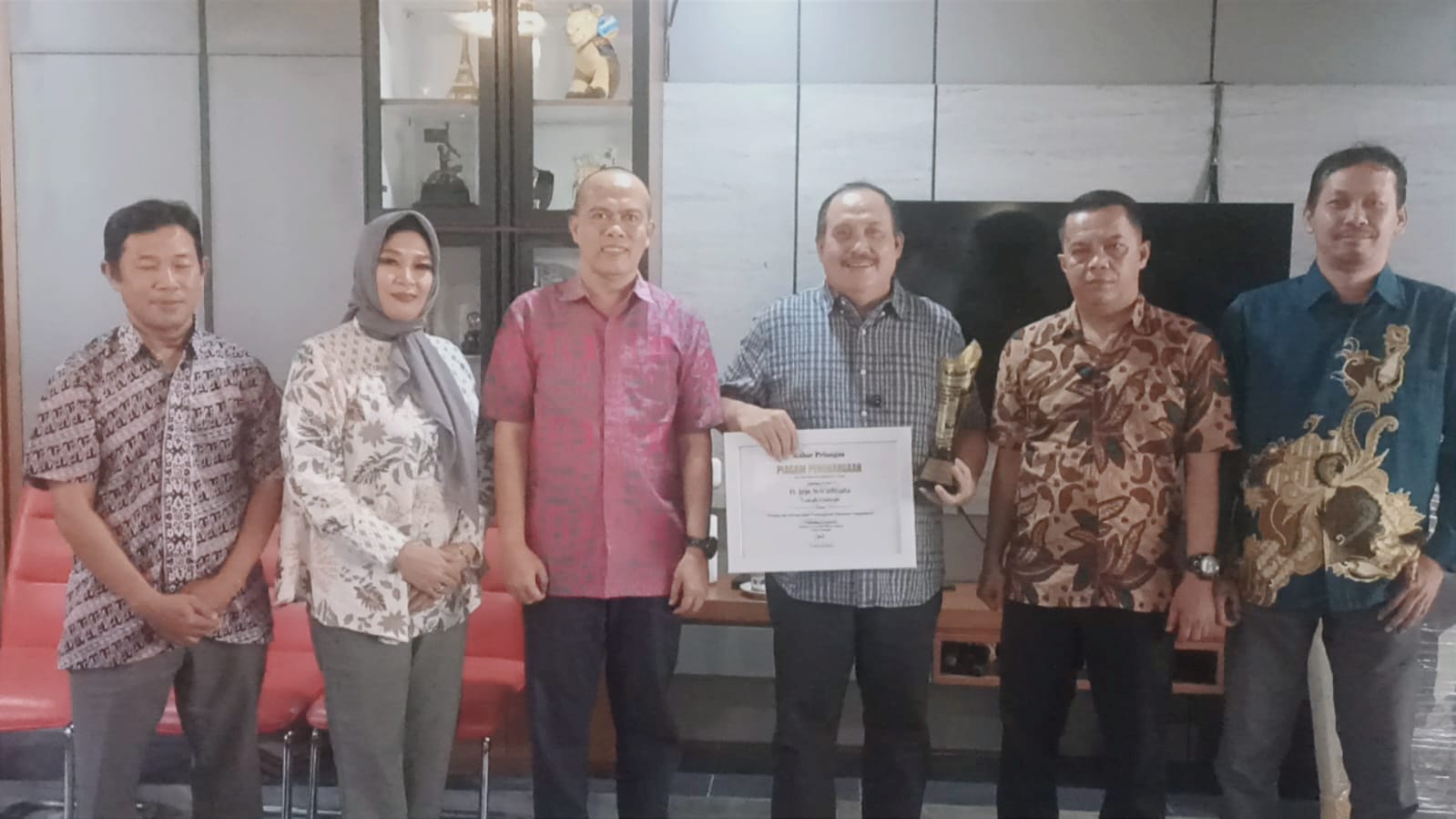 Mantan Bupati Pangandaran H. Jeje Wiradinata (tengah) menerima penghargaan sebagai Tokoh Kabupaten Pangandaran dari Kabarpriangan dalam rangka HUT ke-27 Kabar Priangan, Kamis (23/7/2026).
