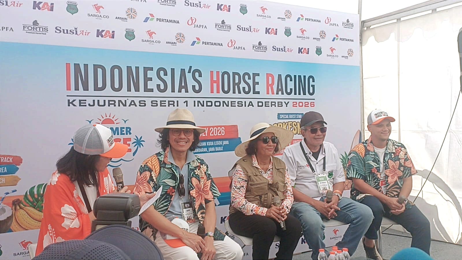 Mantan Menteri Kelautan dan Perikanan Susi Pudjiastuti menghadiri konferensi pers Indonesia Derby 2026 di Pangandaran. Ajang pacuan kuda nasional ini mendapat antusiasme tinggi dari masyarakat.