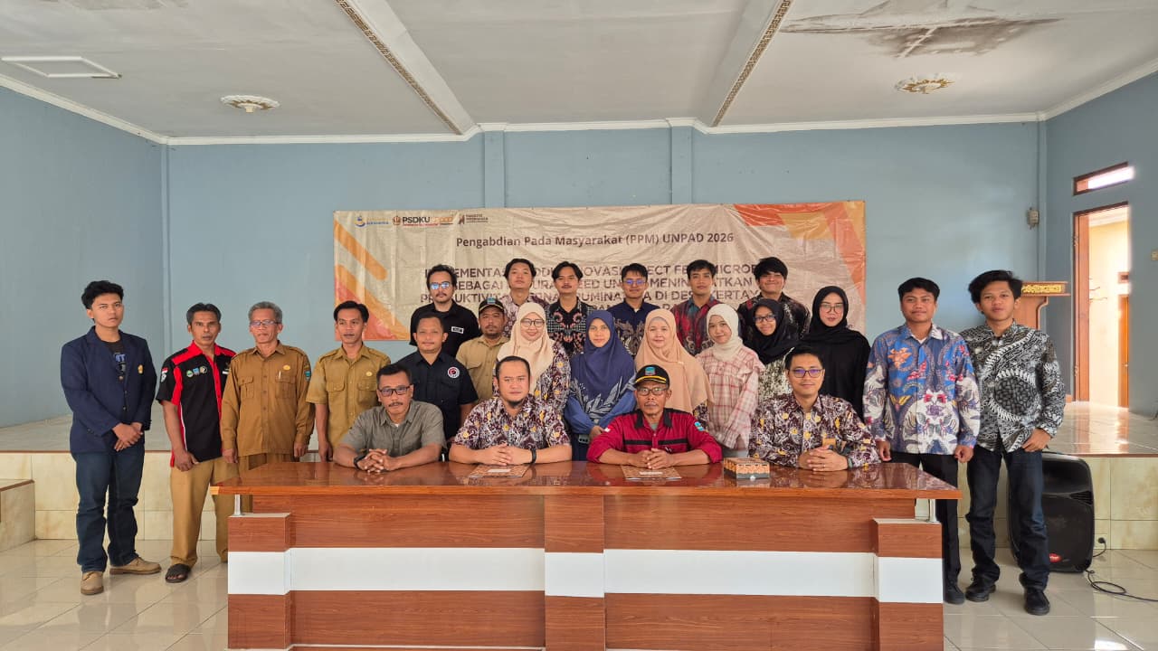 Foto bersama dosen, mahasiswa, dan Pemerintah Desa Kertayasa usai pelaksanaan PPM Unpad 2026 yang berfokus pada pengembangan peternakan dan pemberdayaan masyarakat desa.