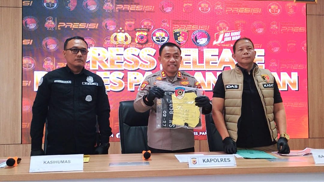 Kapolres Pangandaran AKBP Ikrar Potawari didampingi Kasat Reskrim dan Kasi Humas menunjukkan barang bukti dalam press release pengungkapan kasus dugaan peredaran uang palsu di Mapolres Pangandaran, Kamis (30/7/2026).