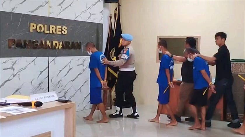 Tiga tersangka dihadirkan dalam konferensi pers pengungkapan kasus dugaan kekerasan seksual terhadap anak di Aula Polres Pangandaran. (Foto : Agit)