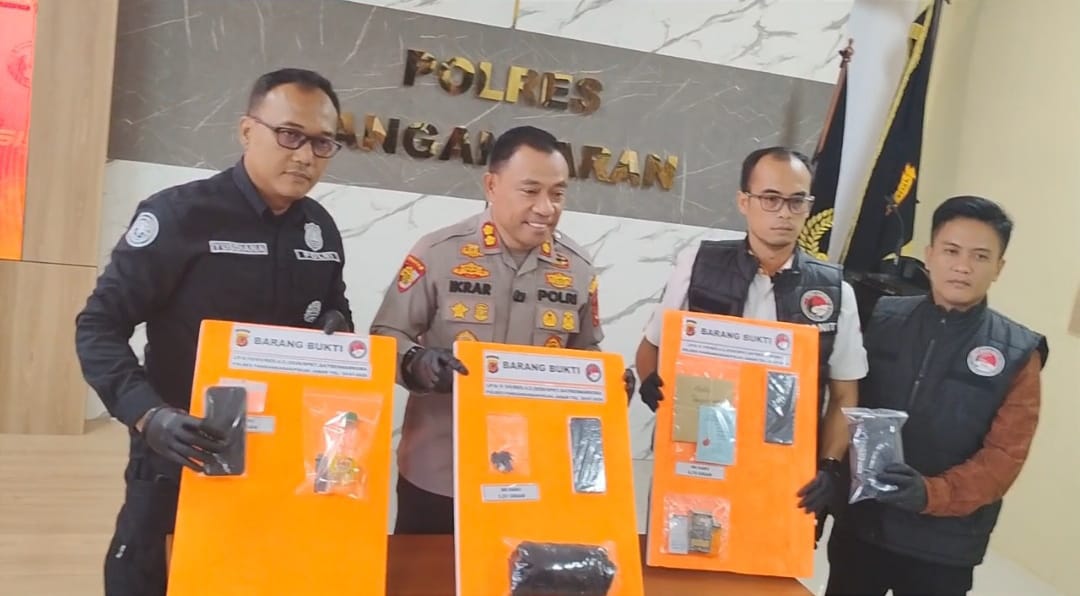 Polres Pangandaran merilis barang bukti hasil pengungkapan tiga kasus peredaran sabu. Dalam kasus ini, tiga tersangka diamankan dan tiga lainnya masuk daftar pencarian orang (DPO). Foto : Agit