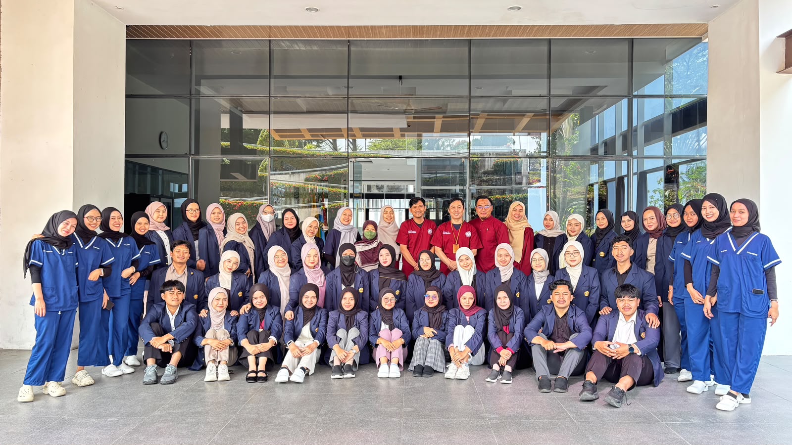 Mahasiswa Program Pendidikan Profesi Ners (PPN) angkatan 2 bersama dosen dan panitia berfoto bersama usai mengikuti rangkaian NURSEA Voyage 2026 di Fakultas Keperawatan PSDKU Universitas Padjadjaran, 29–30 Juli 2026. Foto : Dok. PSDKU Unpad Pangandaran