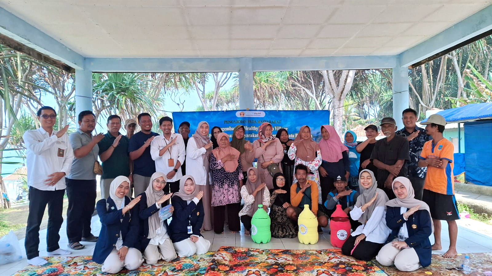 Foto bersama peserta kegiatan Pengabdian kepada Masyarakat Unpad dalam program Healthy Tourism Village di Pantai Batu Hiu. Foto : Dok. PSDKU Unpad Pangandaran