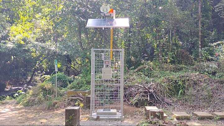 Perangkat Early Warning System (EWS) terpasang di kawasan Citumang sebagai sistem peringatan dini untuk mengantisipasi kenaikan debit air. Foto : Agit