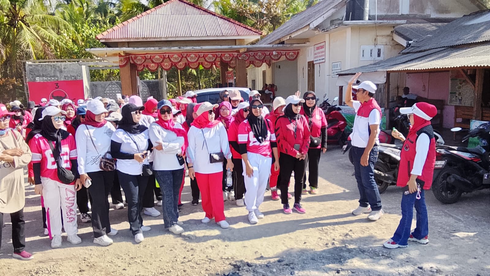Peserta Gebyar Senam dan Jalan Santai PDI Perjuangan Kecamatan Parigi mengikuti rangkaian kegiatan dengan penuh semangat.