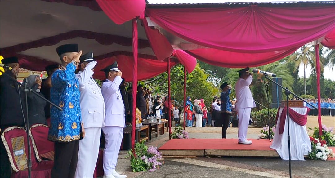 Camat Pangandaran Mahfud Ghozali bersama Kepala Desa Pangandaran Adi Fitriyadi dan Kepala Desa Pananjung Dedi Hermawan mengikuti upacara HUT ke-81 Kemerdekaan RI di Lapang Merdeka, Kecamatan Pangandaran, Senin (17/8/2026). Foto : Agit