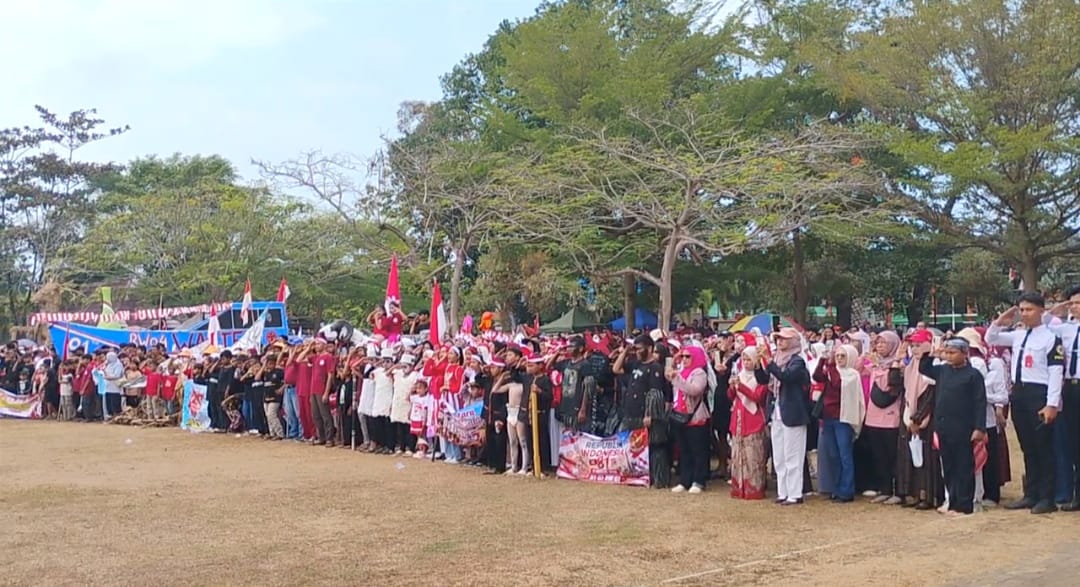 Warga Desa Pananjung dan Desa Pangandaran tumpah ruah mengikuti upacara HUT ke-81 Kemerdekaan RI di Lapang Merdeka, Kecamatan Pangandaran, Senin (17/8/2026). Antusiasme warga terlihat dari padatnya peserta dan beragam alegoris yang turut memeriahkan peringatan kemerdekaan. Foto : Agit