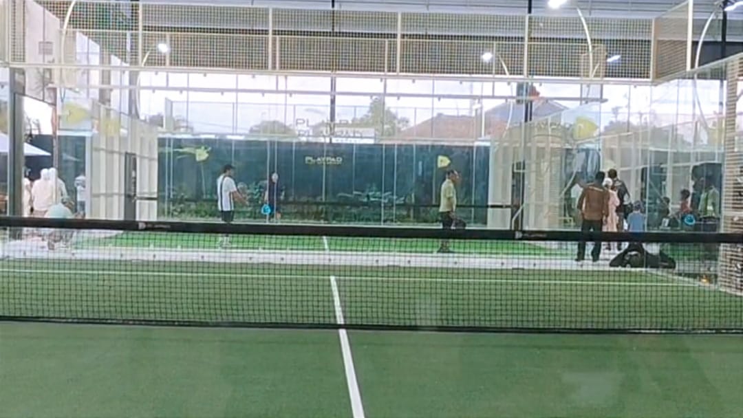 Lapangan padel Playpad Pangandaran tampak digunakan pengunjung saat trial opening, Selasa (25/8/2026). Kehadiran fasilitas ini diharapkan turut mendorong perkembangan sport tourism di Pangandaran. Foto : Agit