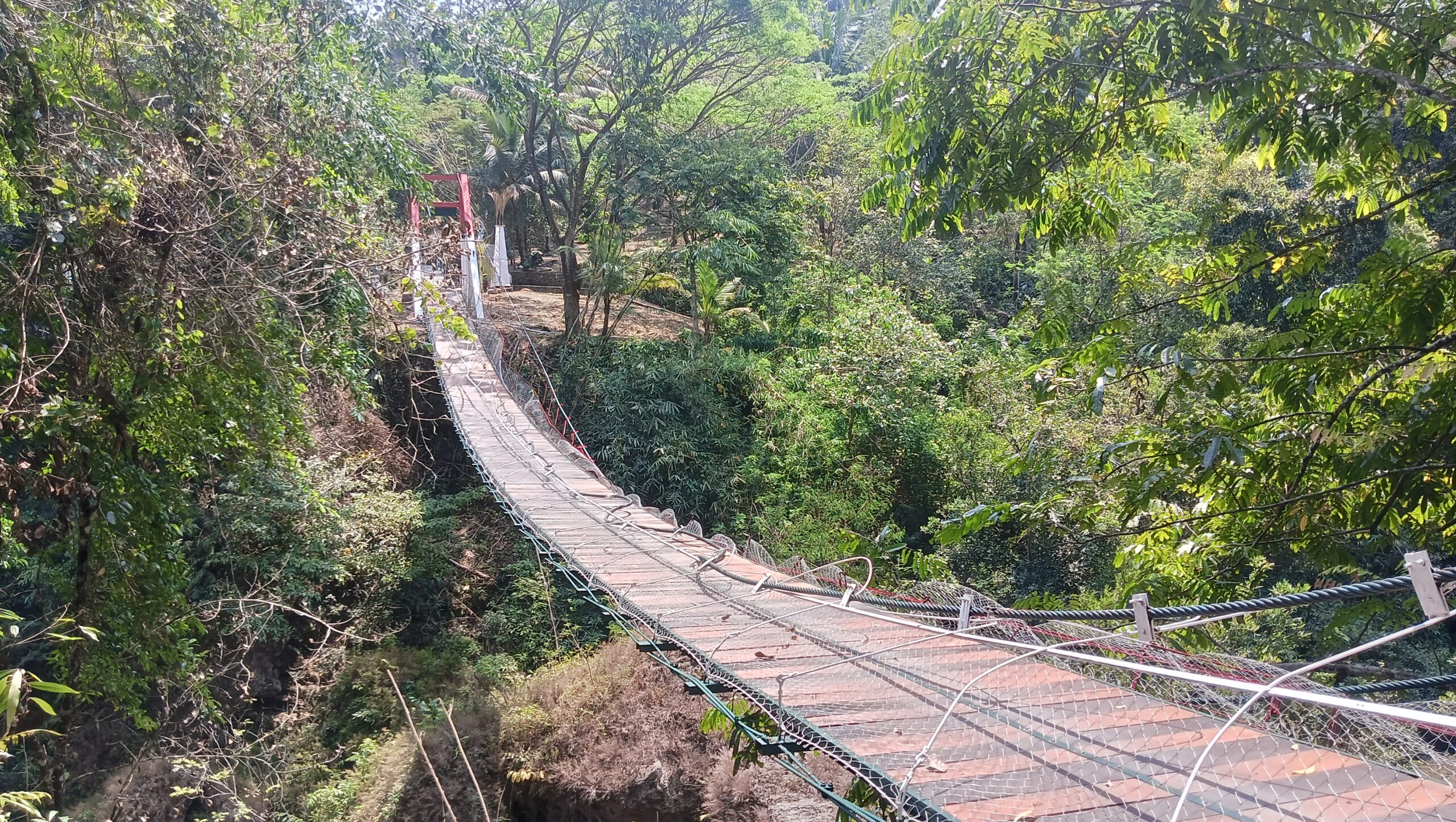 Kondisi jembatan gantung Pongpet di Dusun Mergajaya, Desa Margacinta, Kecamatan Cijulang, Pangandaran, pascaanjlok saat prosesi peresmian, Minggu (30/8/2026). Foto : Inakor