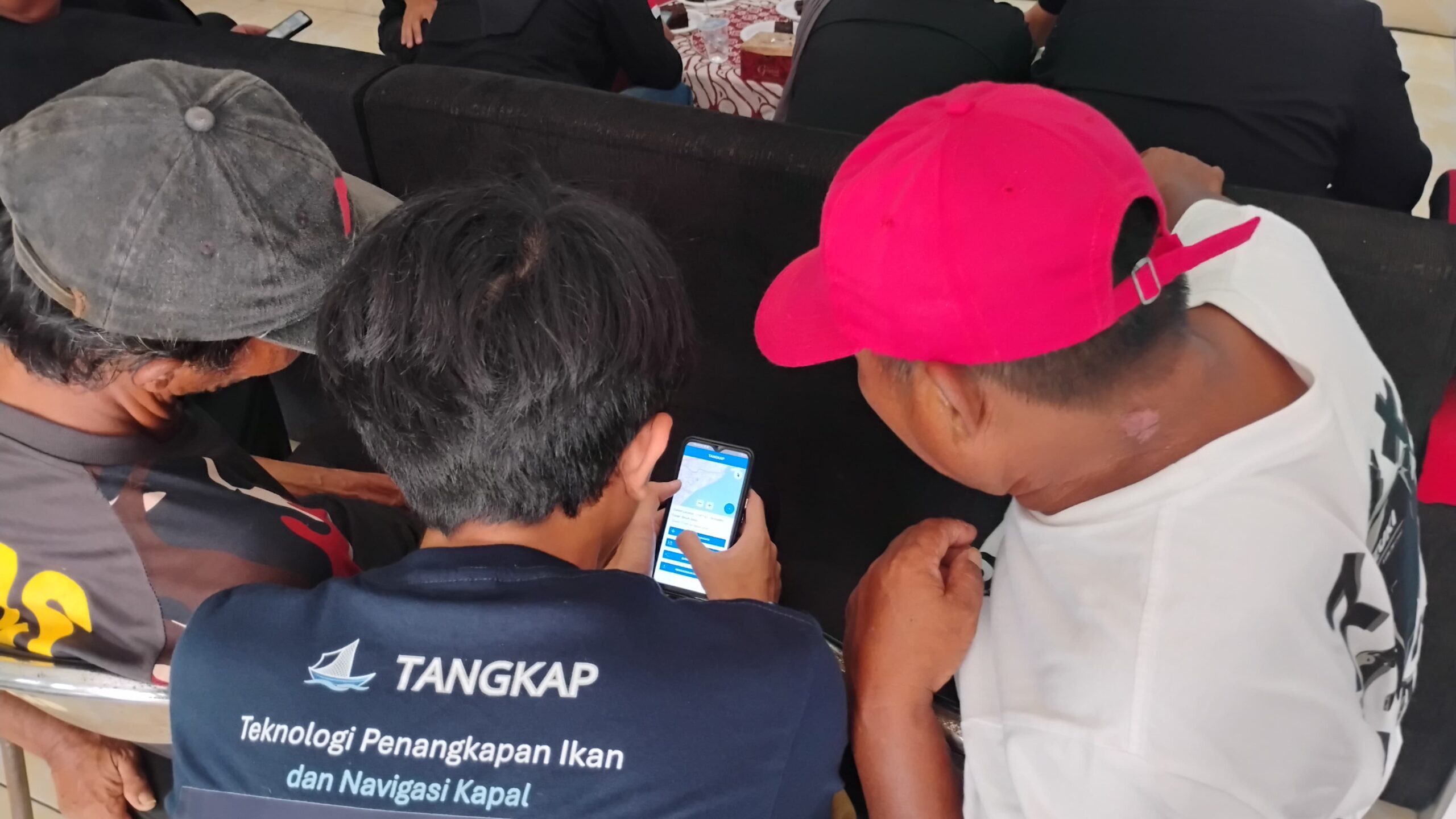 Nelayan Pangandaran mendapat pendampingan penggunaan Aplikasi Tangkap sebagai inovasi untuk meningkatkan efektivitas dan keselamatan saat melaut. Foto : Agit/ Inakor