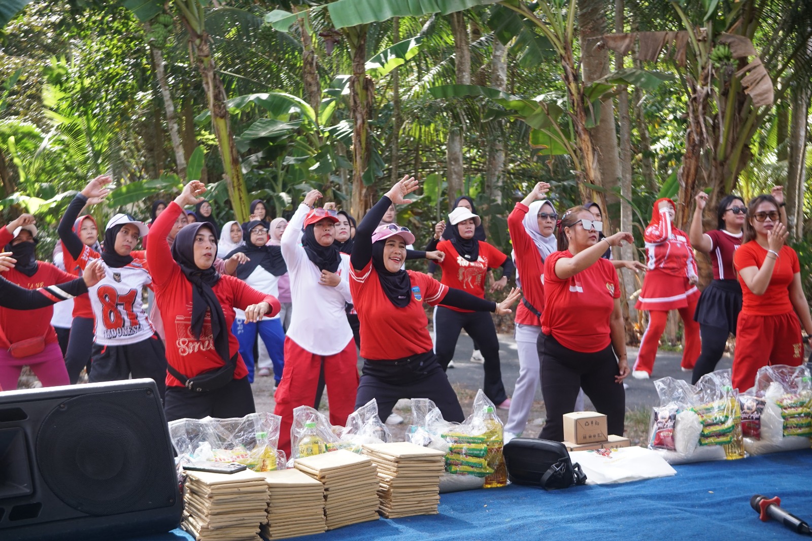 Warga antusias mengikuti senam bersama dalam rangkaian Festival OSIS Berdaya yang digelar Komite OSIS Nasional di Desa Wonoharjo, Pangandaran, Minggu (6/9/2026). Foto : Dokumentasi / Inakor