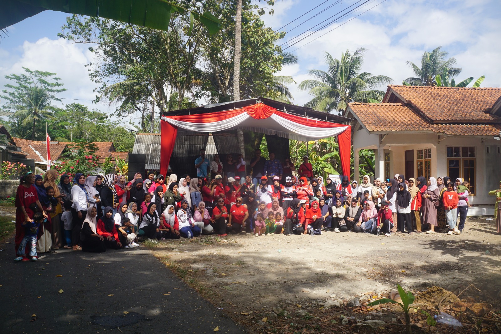 Komite OSIS Nasional bersama masyarakat Wonoharjo mengabadikan momen bersama dalam rangkaian kegiatan sosial Festival OSIS Berdaya. Foto : Dokumentasi/ Inakor