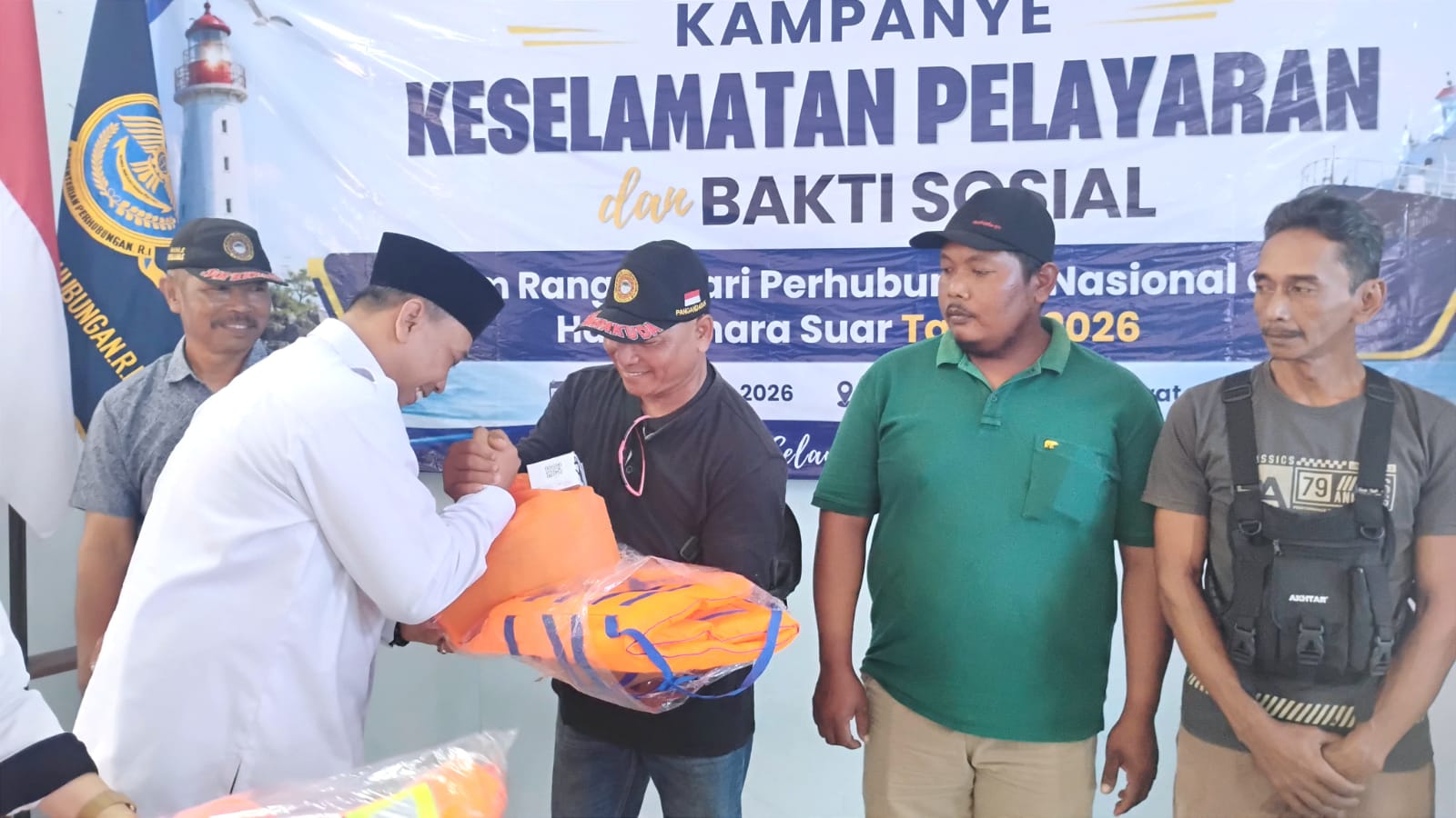 Penyerahan bantuan life jacket kepada nelayan Pangandaran dalam kegiatan Kampanye Keselamatan Pelayaran dan Bakti Sosial dalam rangka Harhubnas 2026, Rabu (9/9/2026). Foto : Agit/ Inakor