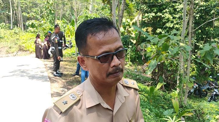 Kades Margacinta Enceng Anwar Solihin saat menyampaikan keterangan terkait respons KSAD terhadap aspirasi pembangunan infrastruktur di Desa Margacinta, Pangandaran. Foto : Agit/ Inakor