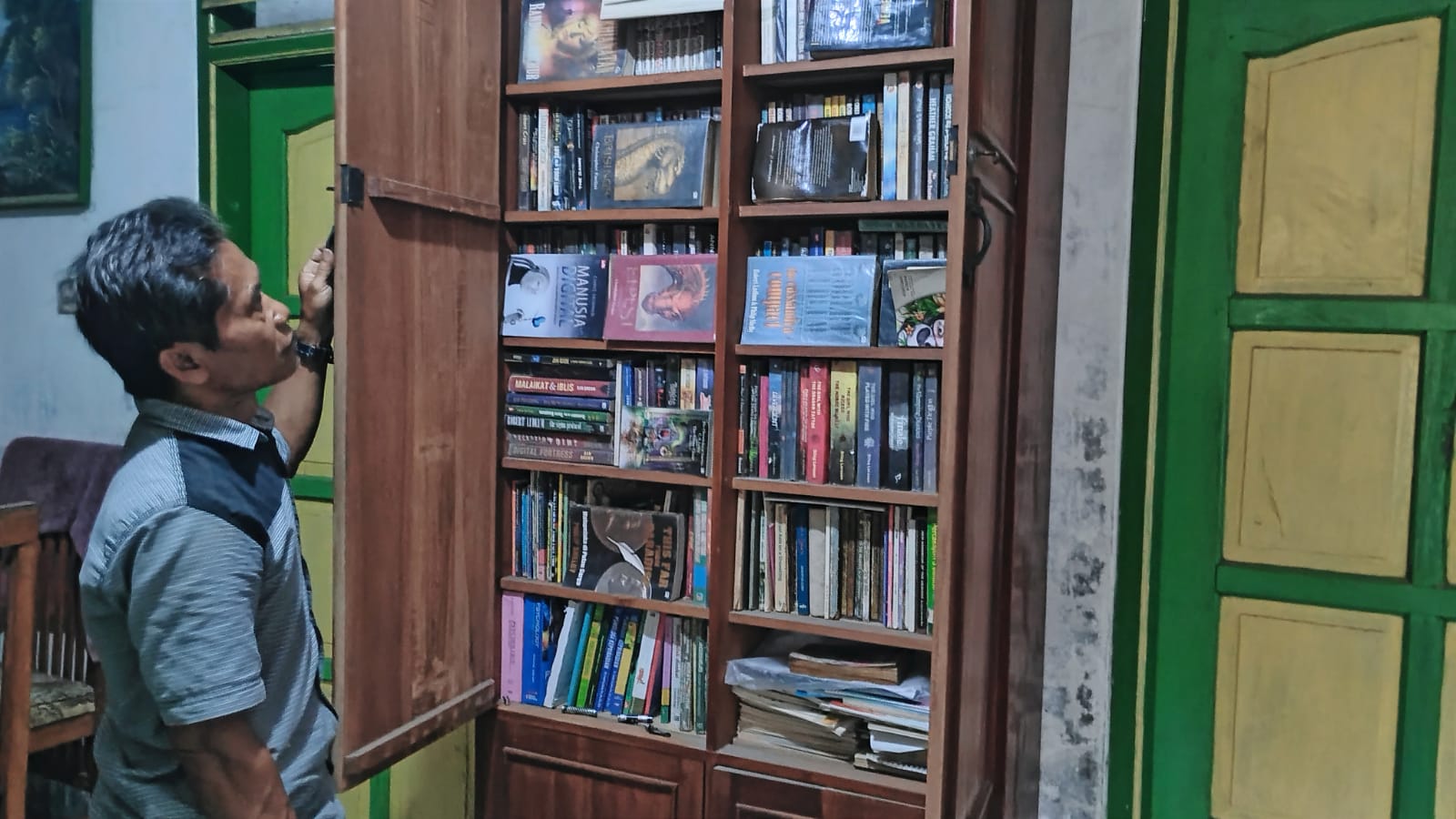 Bukan sekadar koleksi, buku-buku ini adalah bagian dari perjalanan hidup seorang guide Pangandaran. Foto : Agit/ Inakor