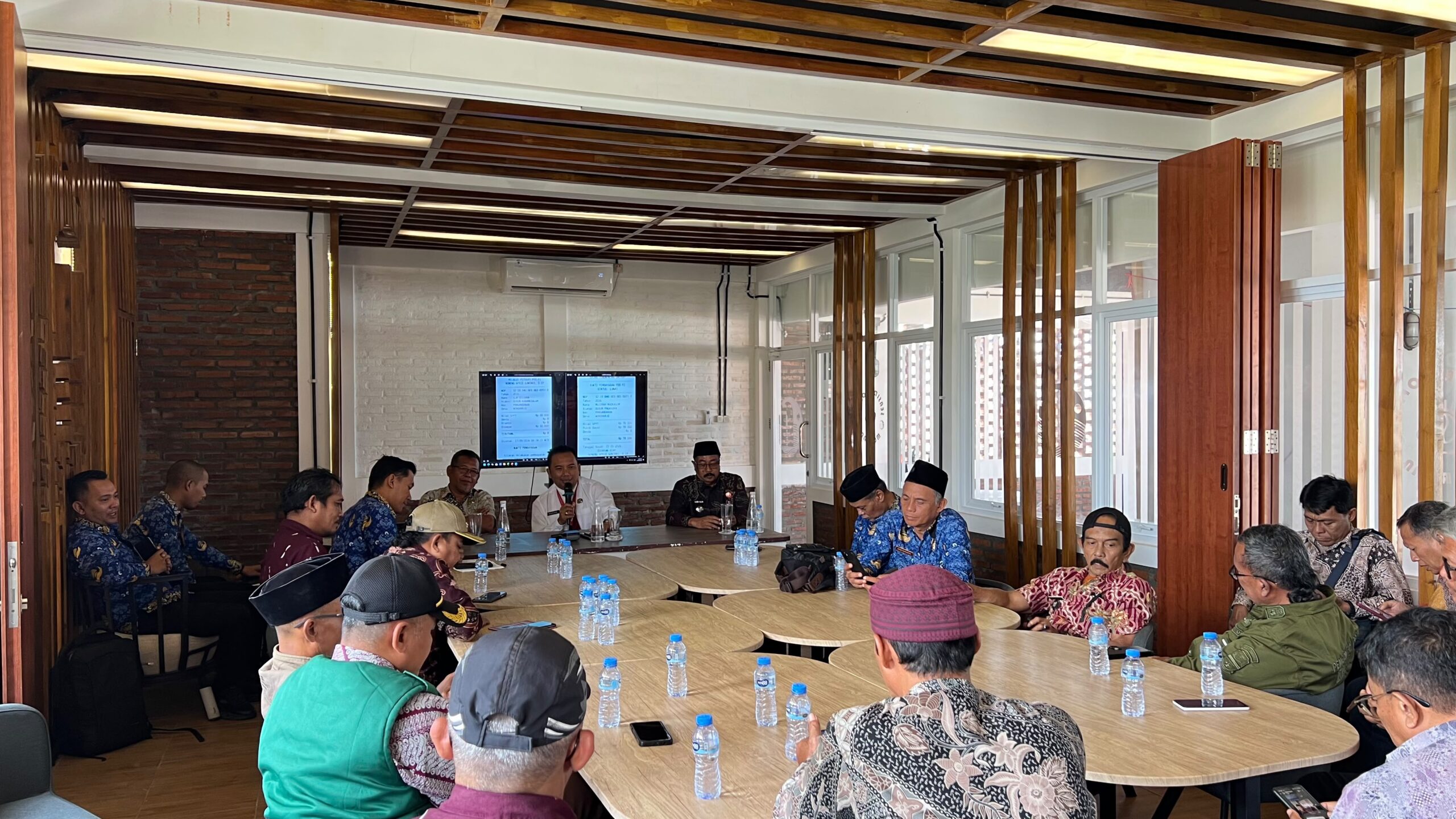 Kepala Bapenda Kabupaten Pangandaran Sarlan menyampaikan sosialisasi transformasi digital tata kelola PBB-P2 kepada Apdesi dan para kepala desa di Pangandaran. Foto : Dok. Bapenda Pangandaran/ Inakor 