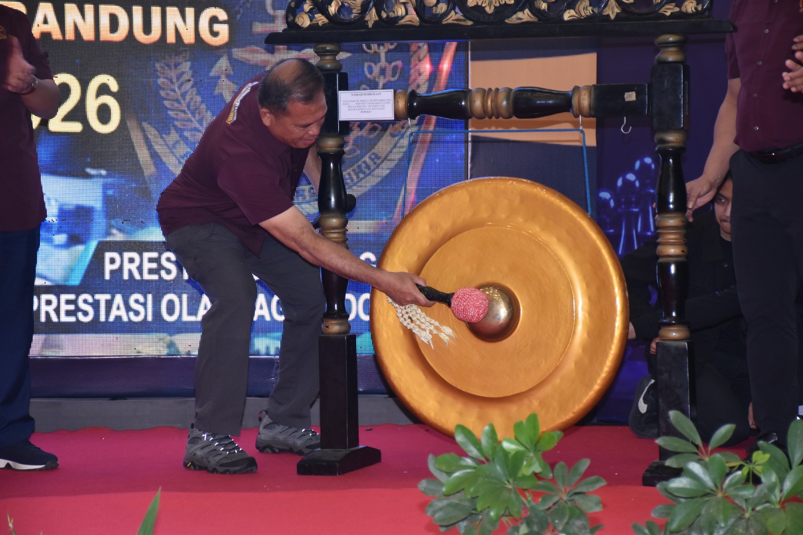 Pembukaan Turnamen Catur. Prosesi pemukulan gong menandai dimulainya Open Tournament Catur Piala Panglima TNI Tahun 2026 dalam rangka HUT ke-81 TNI di Gedung Graha Tirta Siliwangi, Bandung, Minggu (20/9/2026). Foto : Dok. Kogartap II (Garnisun) Bandung/ Inakor