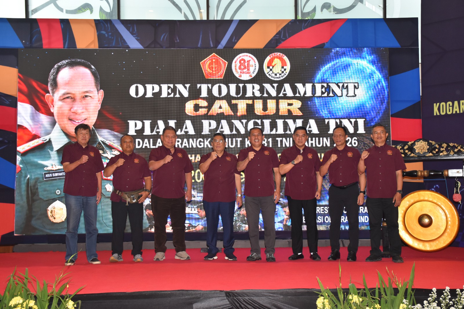 Sejumlah pejabat dan panitia berfoto bersama usai pembukaan Open Tournament Catur Piala Panglima TNI Tahun 2026 dalam rangka HUT ke-81 TNI di Gedung Graha Tirta Siliwangi, Bandung, Minggu (20/9/2026). Foto : Kogartap II (Garnisun) Bandung/ Inakor