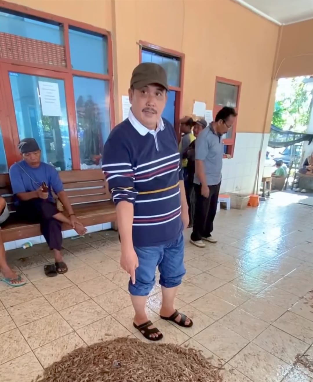Ketua KUD Minasari Kabupaten Pangandaran Jeje Wiradinata meninjau langsung hasil tangkapan udang korosok yang tidak terserap pasar di tempat pelayanan ikan, Pangandaran, Sabtu (19/9/2026). Foto : Dok. Jeje Wiradinata / Inakor