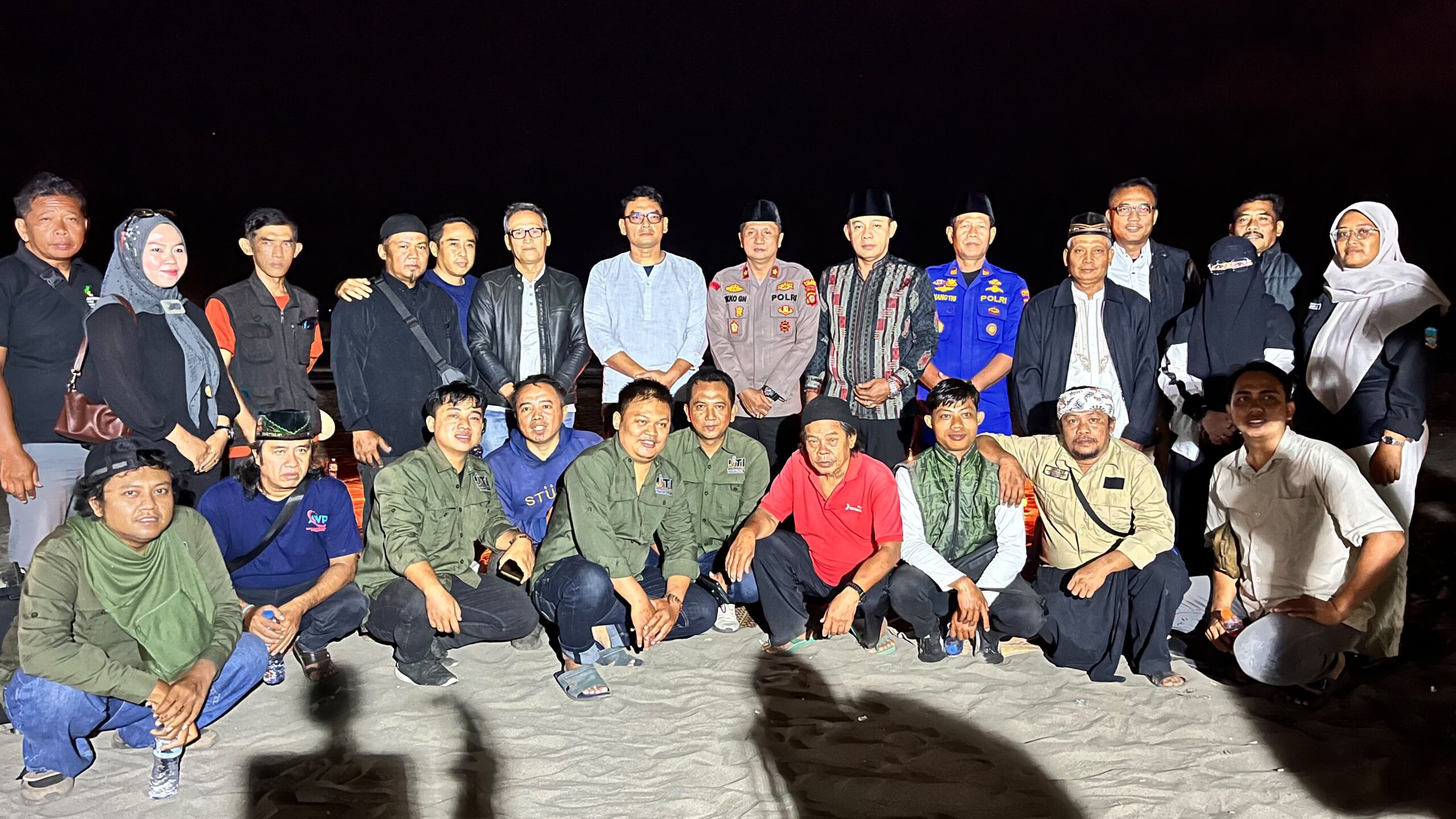 Solidaritas Jurnalis Pangandaran — Jurnalis bersama unsur terkait berfoto bersama usai mengikuti doa bersama untuk lima jurnalis dan ABK yang masih hilang di perairan Selat Sunda, Minggu (20/9/2026). Foto : Dok. IJTI/ Inakor