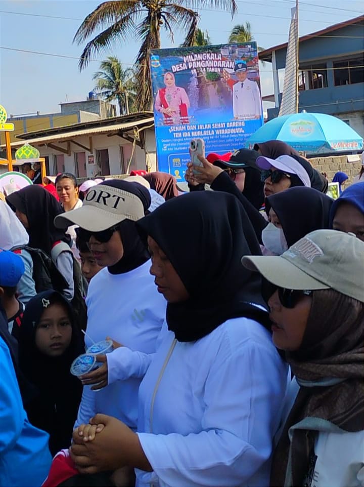 Sejumlah warga dan siswa SD mengikuti rangkaian senam dan jalan sehat dalam peringatan Milangkala ke-44 Desa Pangandaran di kawasan Pantai Timur Pangandaran, Senin (21/9/2026). Foto : Agit/ Inakor