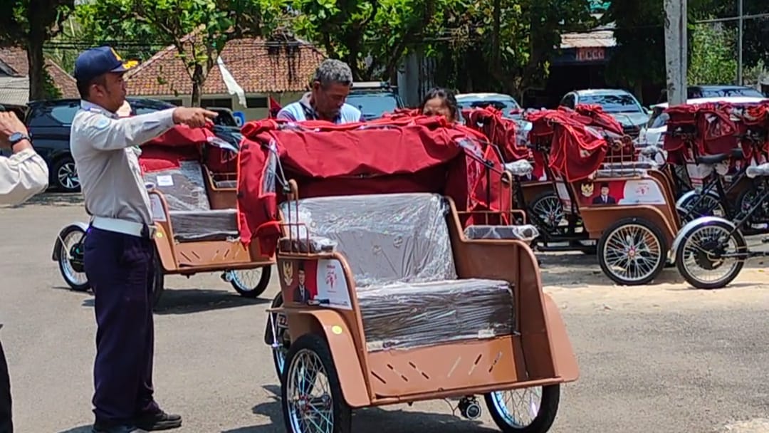 Petugas dari Dishub Kabupaten Pangandaran memberikan arahan kepada penerima bantuan mengenai cara menaiki dan menggunakan becak listrik bantuan Presiden Prabowo Subianto di Kabupaten Pangandaran, Senin (28/9/2026). Foto : Agit/ Inakor