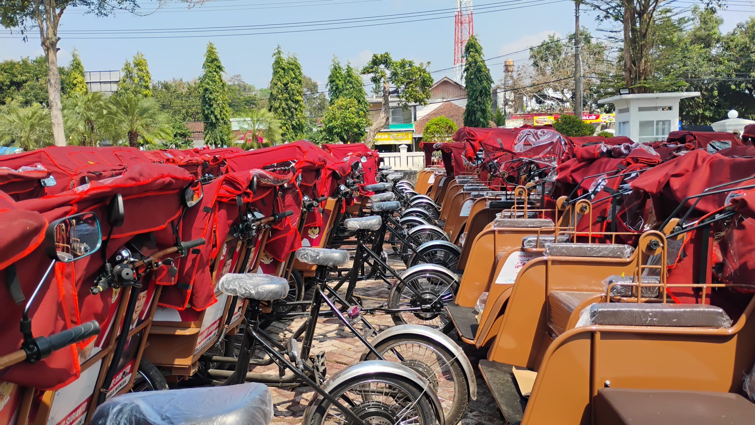 Ratusan becak listrik bantuan Presiden Prabowo Subianto berjajar sebelum disalurkan kepada para pengayuh becak di Kabupaten Pangandaran. Foto : Agit/ Inakor