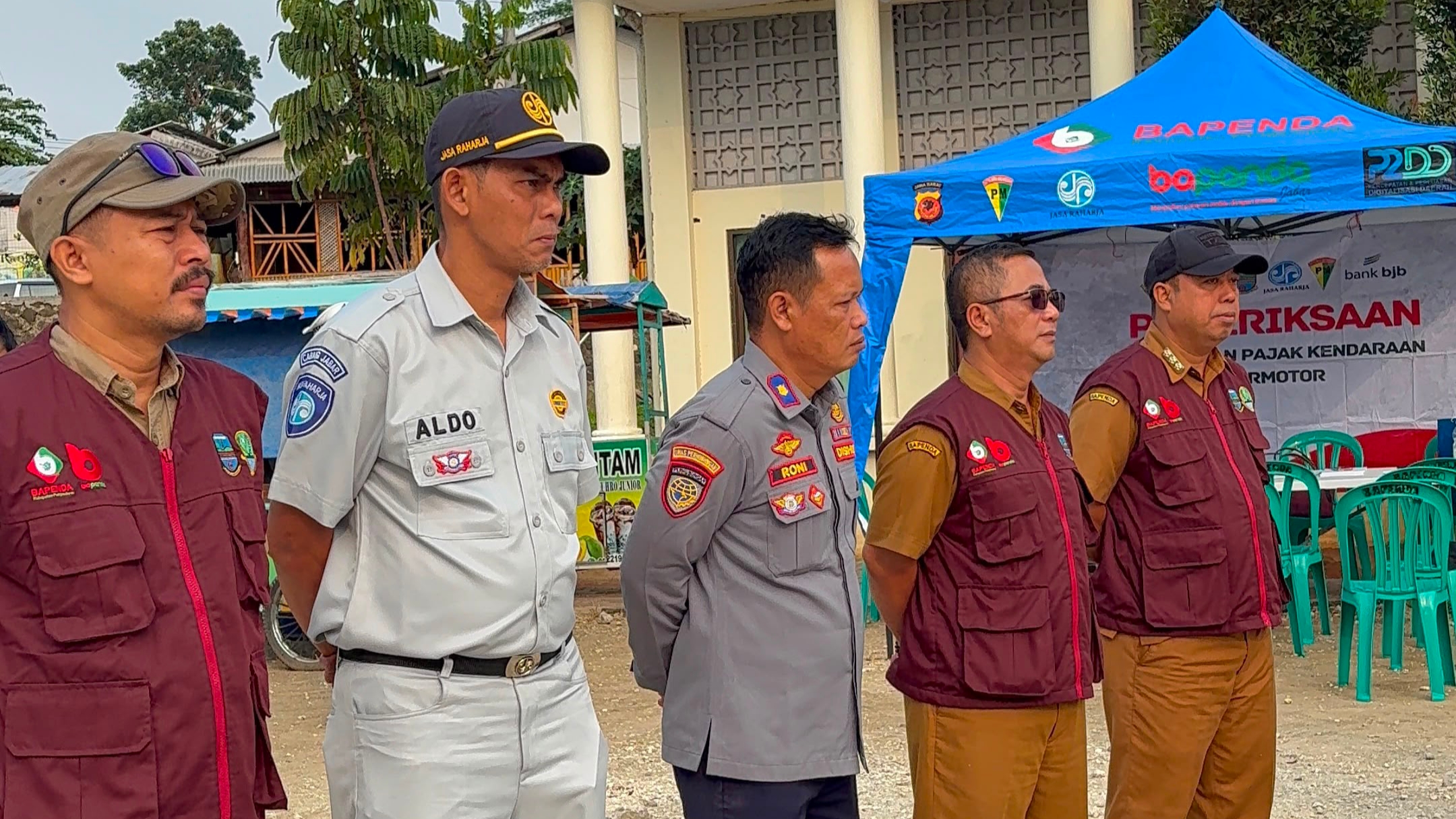 Petugas gabungan dari sejumlah instansi bersinergi dalam operasi pemeriksaan kepatuhan pajak kendaraan bermotor di Blok Emplak, Kalipucang, Pangandaran. Selasa (8/9/2026). Foto : Dok/ Inakor