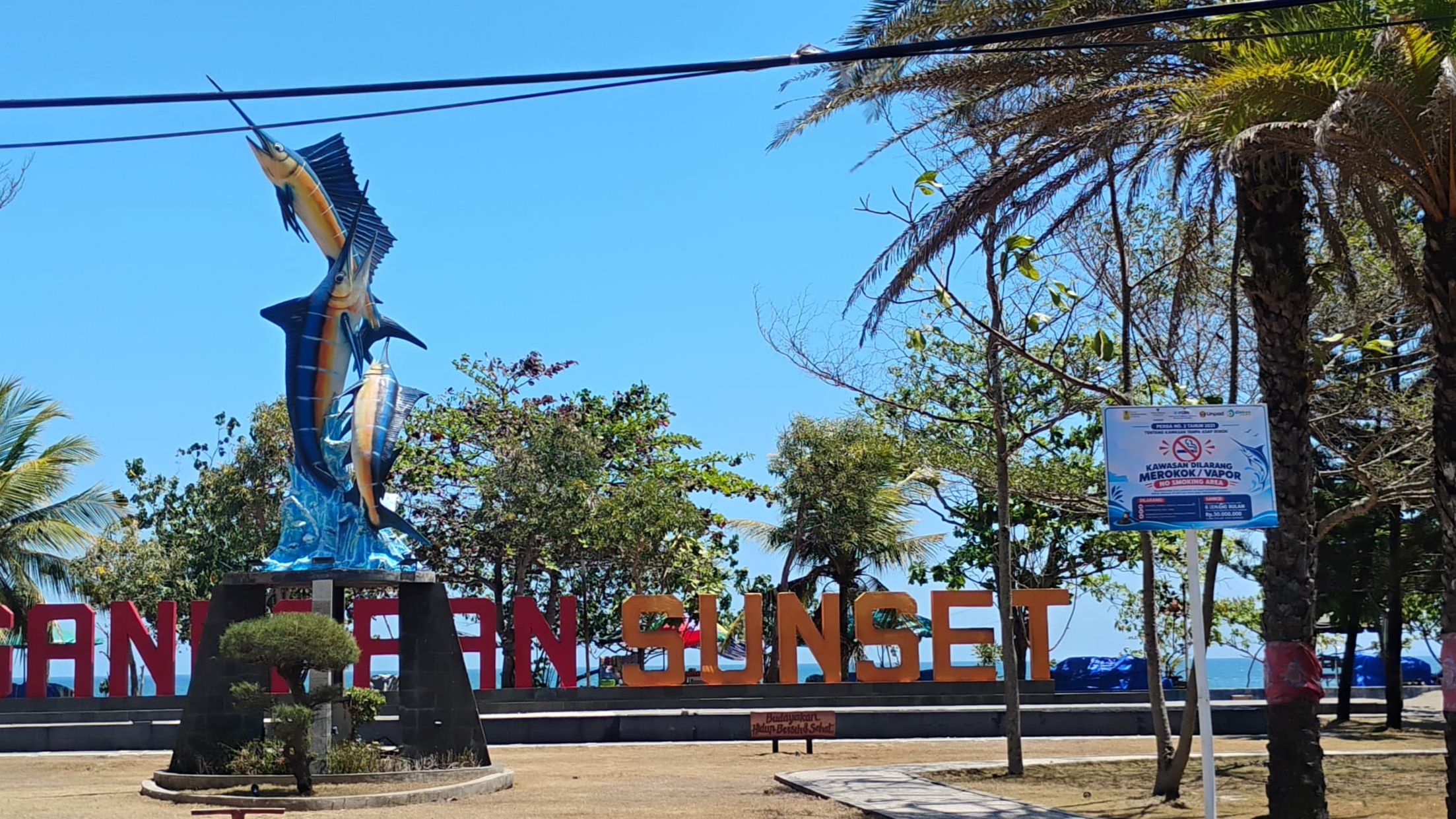 Papan informasi Kawasan Tanpa Rokok (KTR) terpasang di kawasan Pangandaran Sunset, Pantai Barat Pangandaran. Foto : Agit/ Inakor