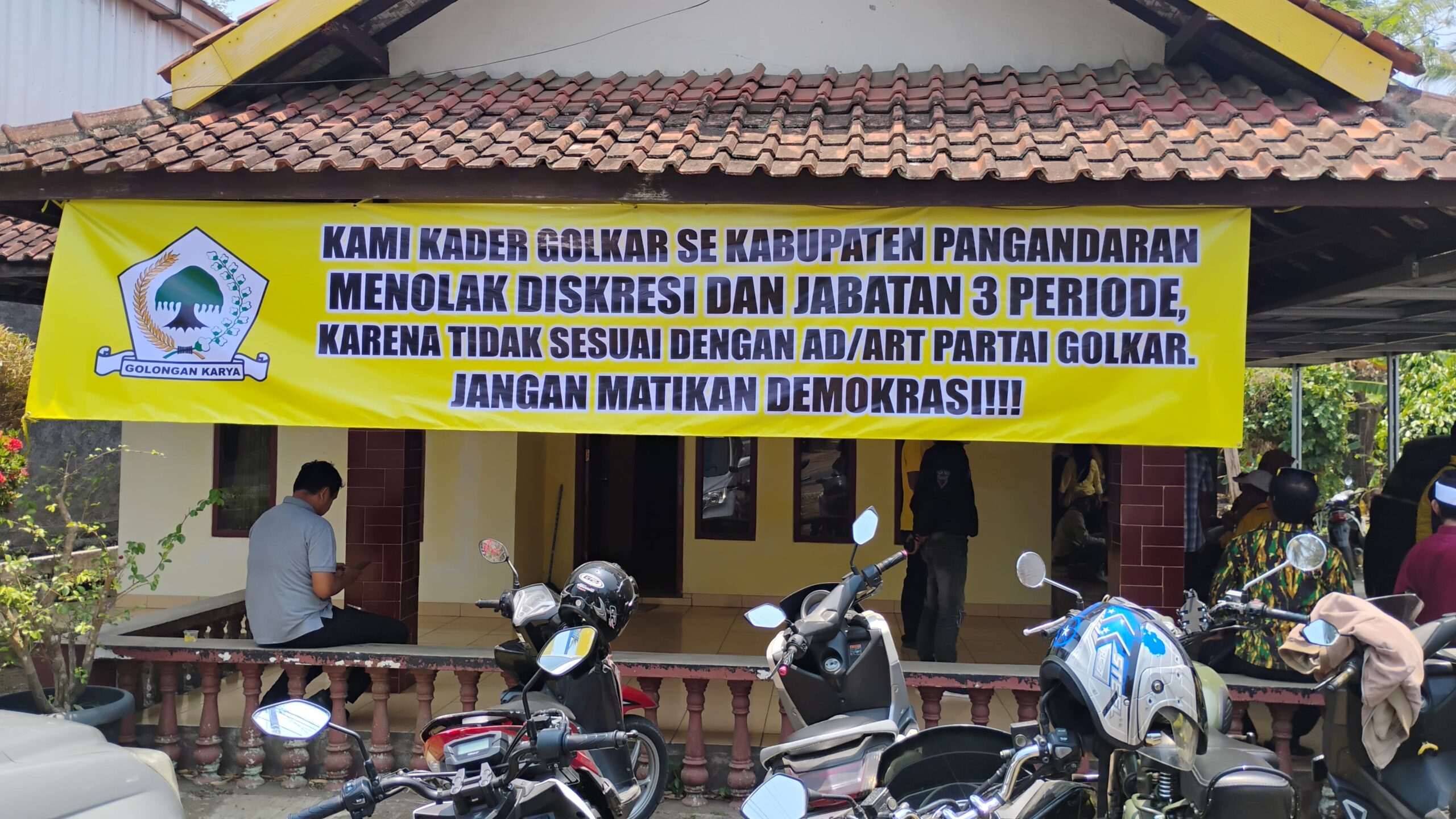 Spanduk berisi sikap sejumlah kader Golkar Kabupaten Pangandaran terkait penolakan diskresi dan jabatan tiga periode terpasang di salah satu lokasi di Pangandaran. Foto : Agit/ Inakor