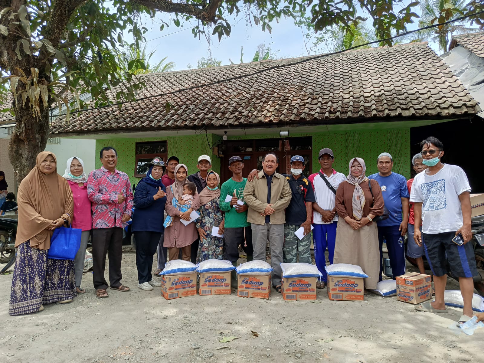 Jeje Wiradinata berfoto bersama warga dan keluarga korban kebakaran di Cimerak usai menyerahkan bantuan berupa beras dan kebutuhan pokok lainnya, Selasa (6/10/2026). Foto : Dok. Jeje Wiradinata/ Inakor