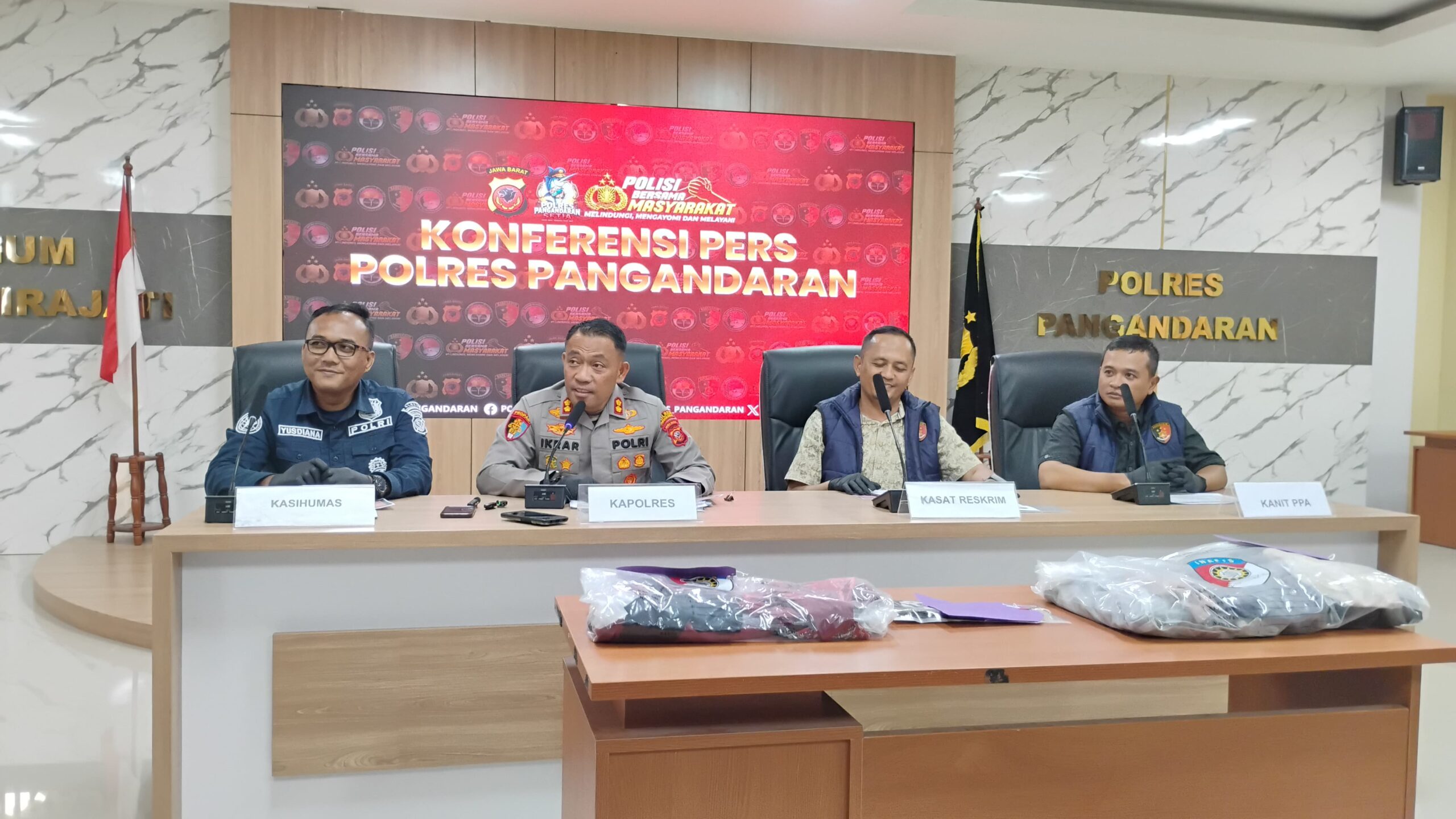 Kapolres Pangandaran AKBP Ikrar Potawari bersama jajaran Satreskrim menyampaikan keterangan dalam konferensi pers terkait kasus dugaan pencabulan terhadap anak di bawah umur di Mapolres Pangandaran, Jumat (9/10/2026). Foto : Agit/ Inakor