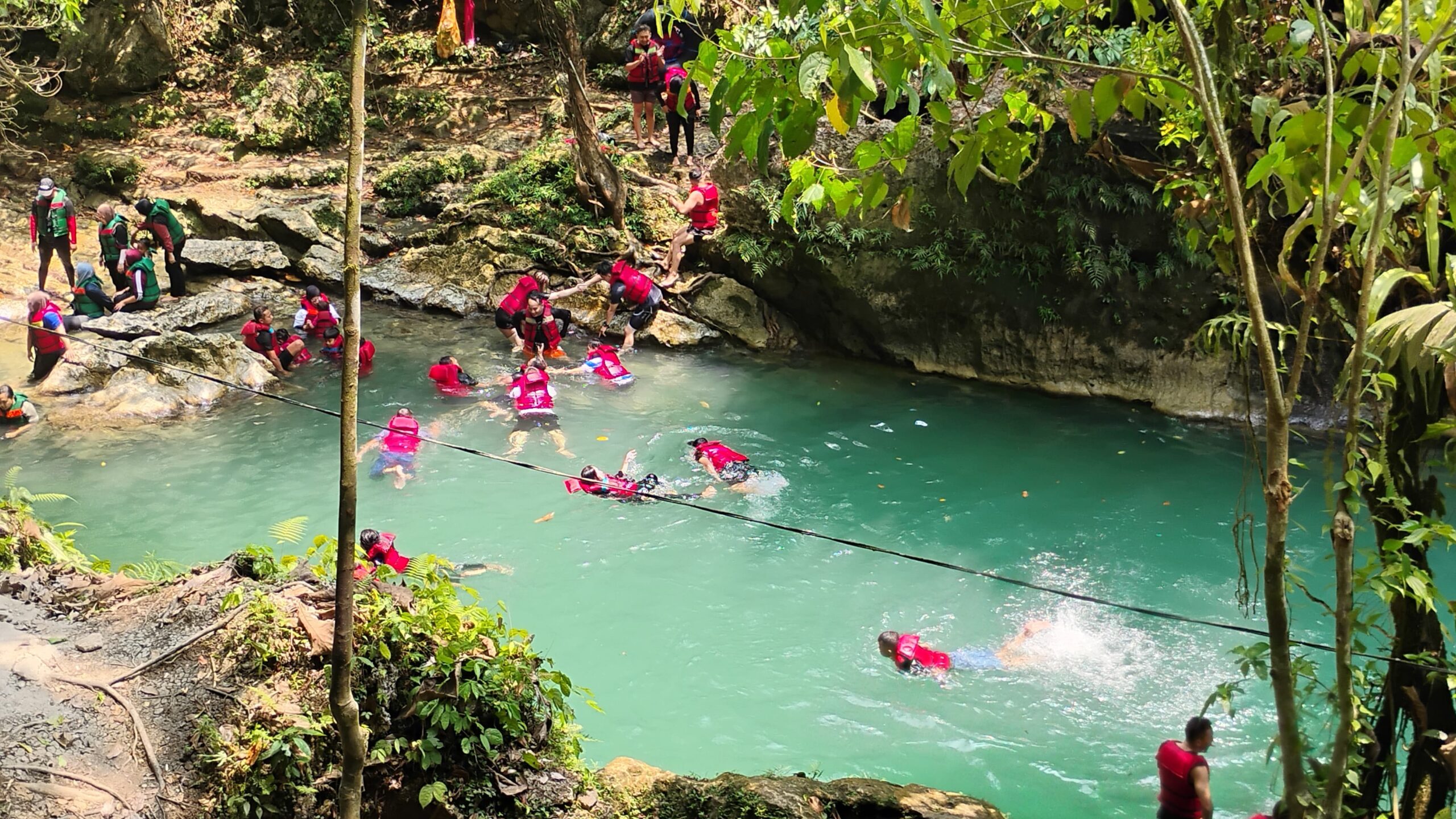 Wisatawan menikmati aktivitas body rafting di kawasan Citumang, Desa Bojong, Kecamatan Parigi, Kabupaten Pangandaran, Sabtu (10/10/2026). (Foto: Agit/ Inakor)