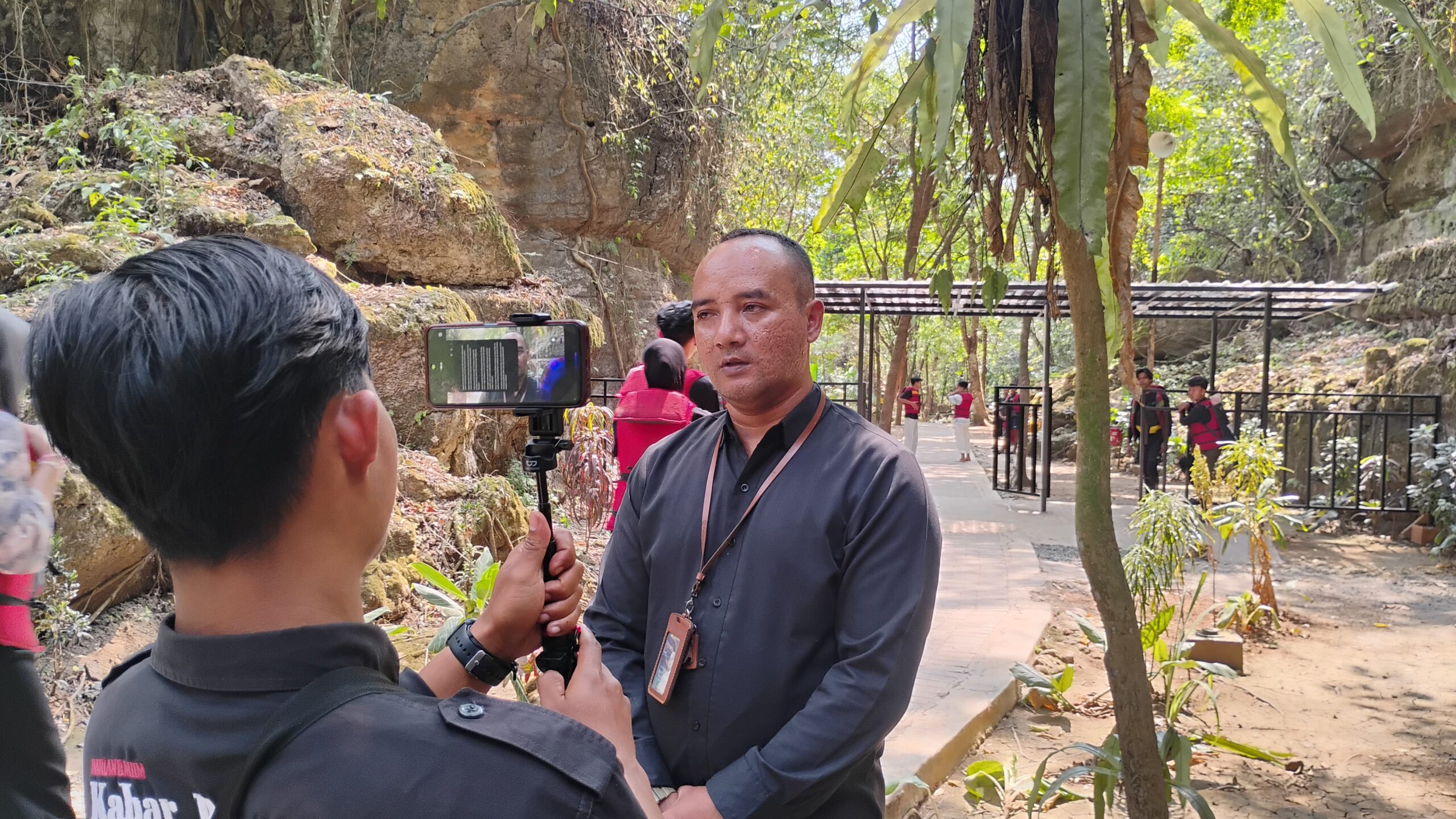 Supervisor Citumang Body Rafting, Edi Riadi, saat diwawancarai mengenai rencana pengembangan fasilitas wisata, termasuk penerapan sistem body gate dan penyediaan camping ground di kawasan Citumang, Desa Bojong, Kecamatan Parigi, Kabupaten Pangandaran, Sabtu (10/10/2026). (Foto: Agit/ Inakor)