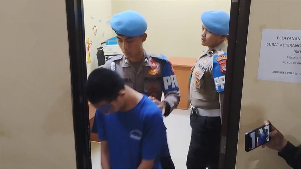 Petugas kepolisian mengawal tersangka kasus dugaan kekerasan seksual terhadap anak saat berada di Mapolres Pangandaran, Jumat (9/10/2026). Foto : Agit/ Inakor