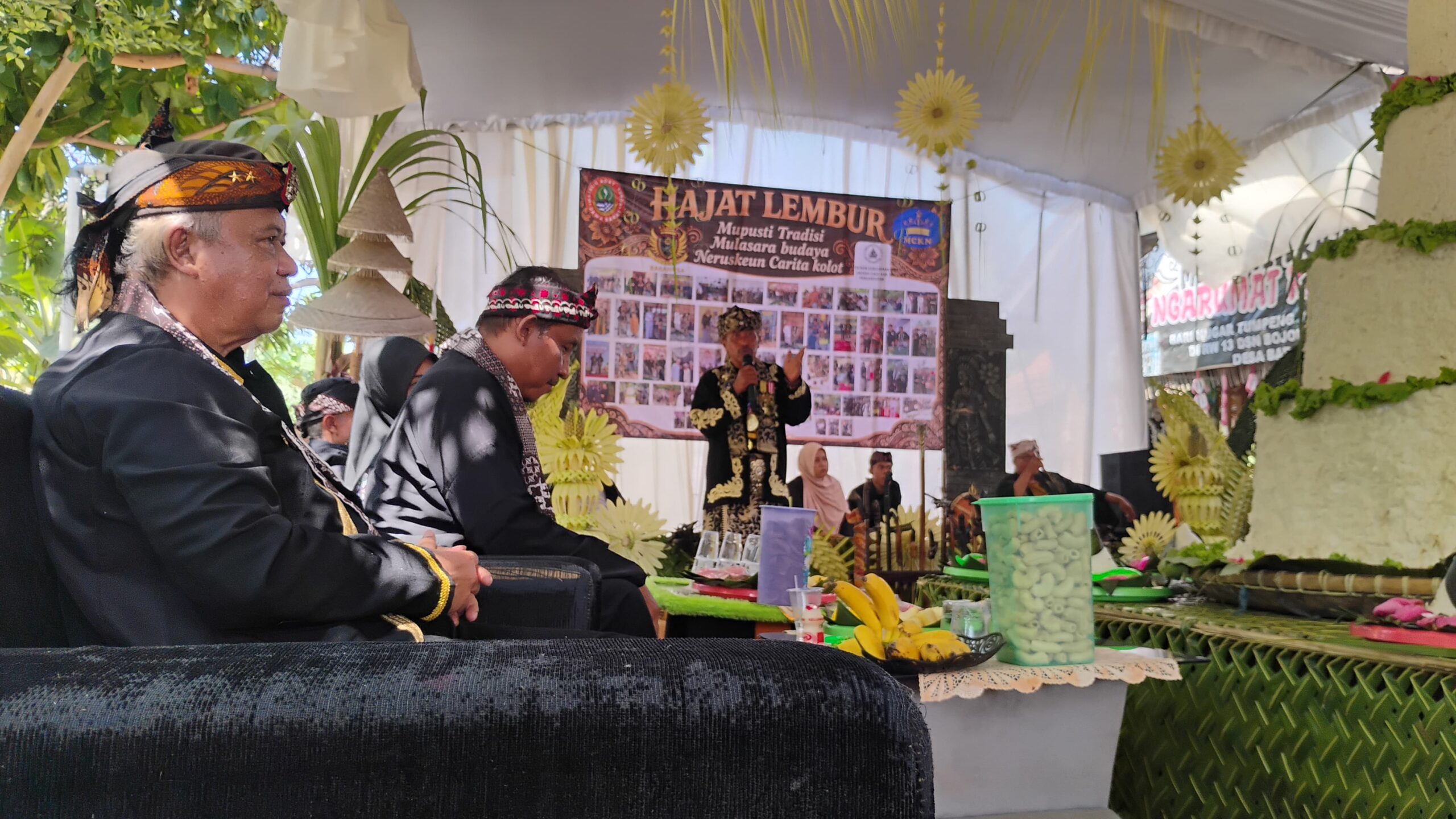 Yana Macan, Panglima Baranusa (Barisan Adat Raja Sultan Nusantara) selaku tuan rumah di Lembur Kuring, memberikan Kata Sambutan. Foto : Agit/ Inakor