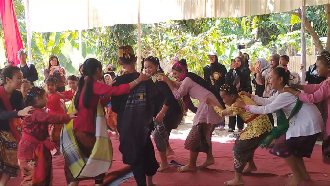 Pentas Kaulinan Barudak dalam rangkaian tradisi Hajat Lembur Ngarumat Lembur Kuring di Bojongkarekes, Pangandaran, Minggu (11/10/2026). Foto: Agit/ Inakor.