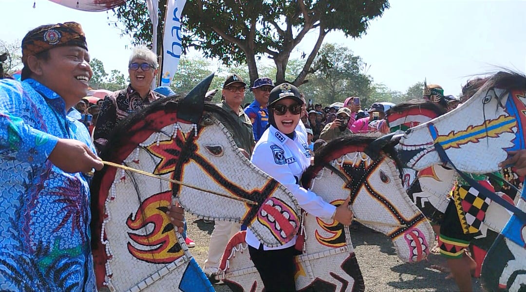 Bupati Pangandaran Citra Pitriyami ikut ngebeg (Kuda Lumping) di Festival Penari Kuda Lumping. Foto : Agit/ Inakor 