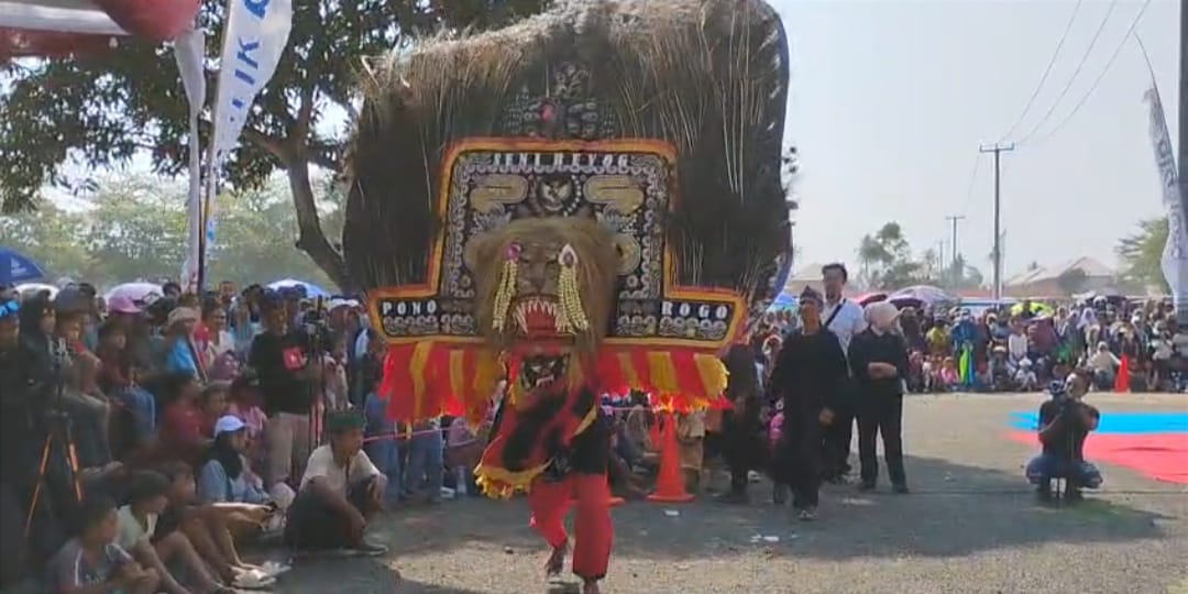 Ada Reog khas Ponorogo dalam Kuda Lumping, turut memeriahkan Festival Seni Budaya dalam rangka Milangkala ke-14 Kabupaten Pangandaran. Foto : Agit/ Inakor 