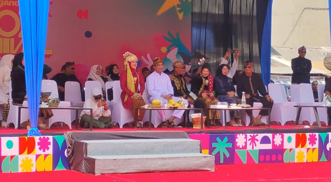 Bupati Pangandaran, Citra Pitriyami, menyaksikan penampilan peserta Pangandaran Icon Carnival 2026 dalam rangkaian perayaan Milangkala ke-14 Kabupaten Pangandaran, Senin (19/10/2026). Ragam busana dan kreasi budaya turut memeriahkan kegiatan tersebut. Foto : Agit/ Inakor