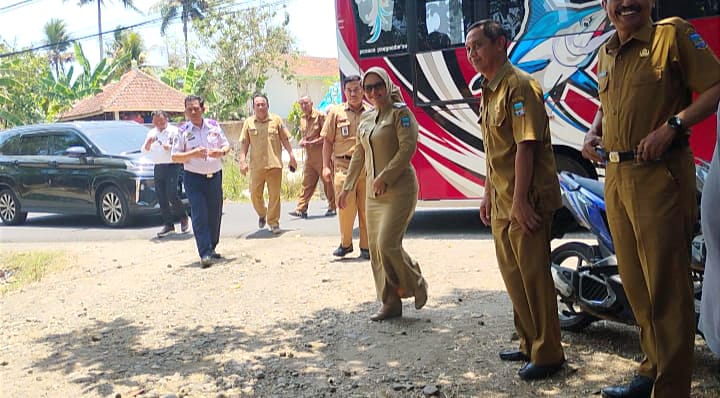 Bupati Pangandaran Citra Pitriyami bersama rombongan SKPD tiba di kediaman Ketua Presidium Pembentukan Kabupaten Pangandaran, Supratman, di Gembor, Desa Cikembulan, Kecamatan Sidamulih, Selasa (20/10/2026), untuk bersilaturahmi menjelang puncak Milangkala Kabupaten Pangandaran ke-14. Foto : Agit/ Inakor