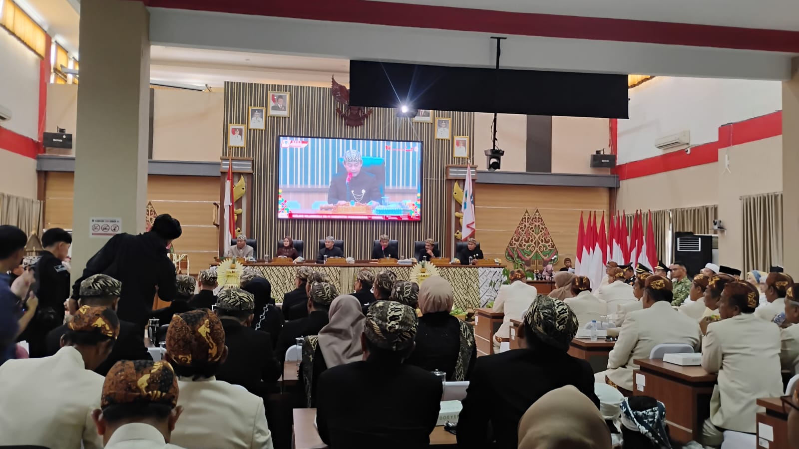 Rapat Paripurna Istimewa Milangkala ke-14 Kabupaten Pangandaran berlangsung di Gedung DPRD Pangandaran, Minggu (25/10/2026). Foto : Agit/ Inakor