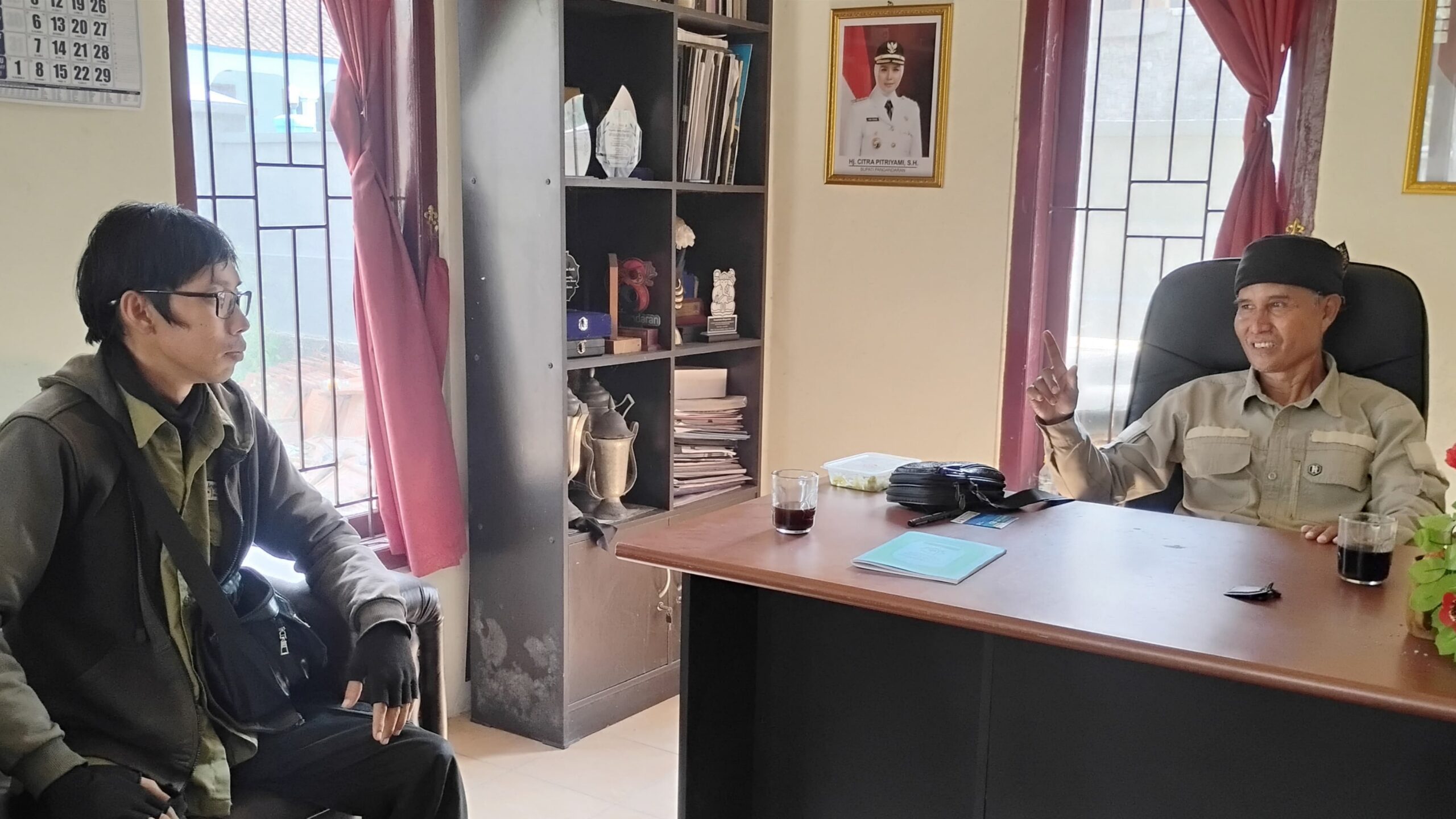 Kepala Desa Cikalong Ruspandi saat ditemui di ruang kerjanya, Selasa (29/9/2026). Ia menjelaskan sejarah dan keberadaan tampaling sebagai salah satu warisan tradisional masyarakat Cikalong. Foto : Agit/ Inakor