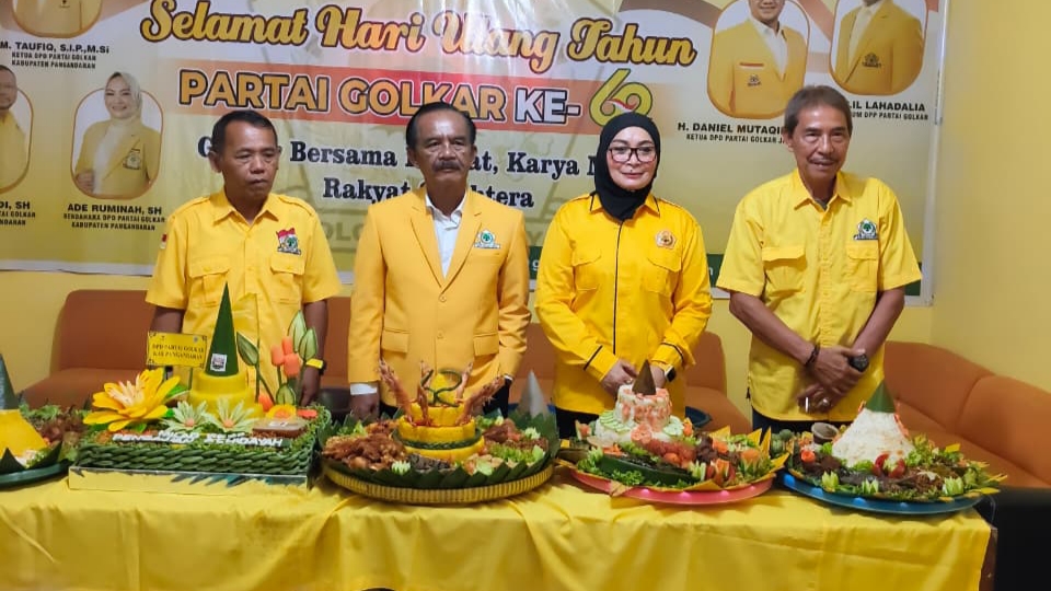 Pengurus DPD Partai Golkar Kabupaten Pangandaran memperingati HUT ke-62 Partai Golkar dengan prosesi potong tumpeng di Sekretariat DPD Partai Golkar Kabupaten Pangandaran. Foto : Dok. Golkar Pangandaran/ Inakor 